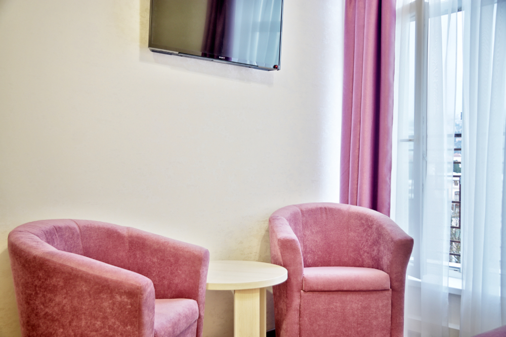Кресла для гостиниц- ракушки малинового цвета